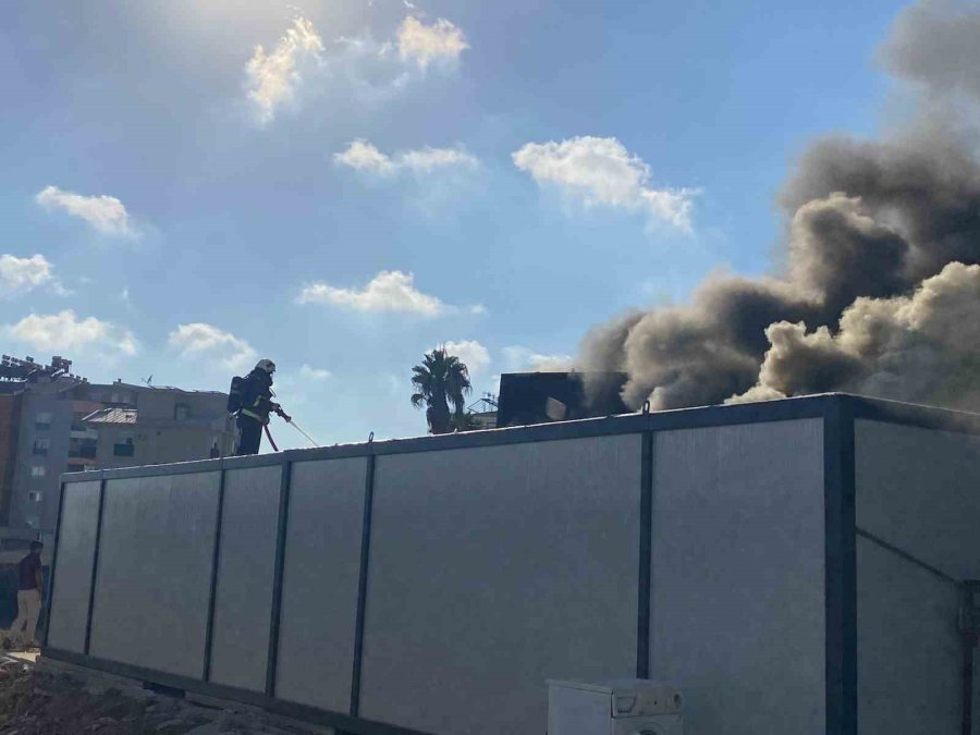 Antalya’da İşçilerin Kaldığı Konteynerlerde Yangın