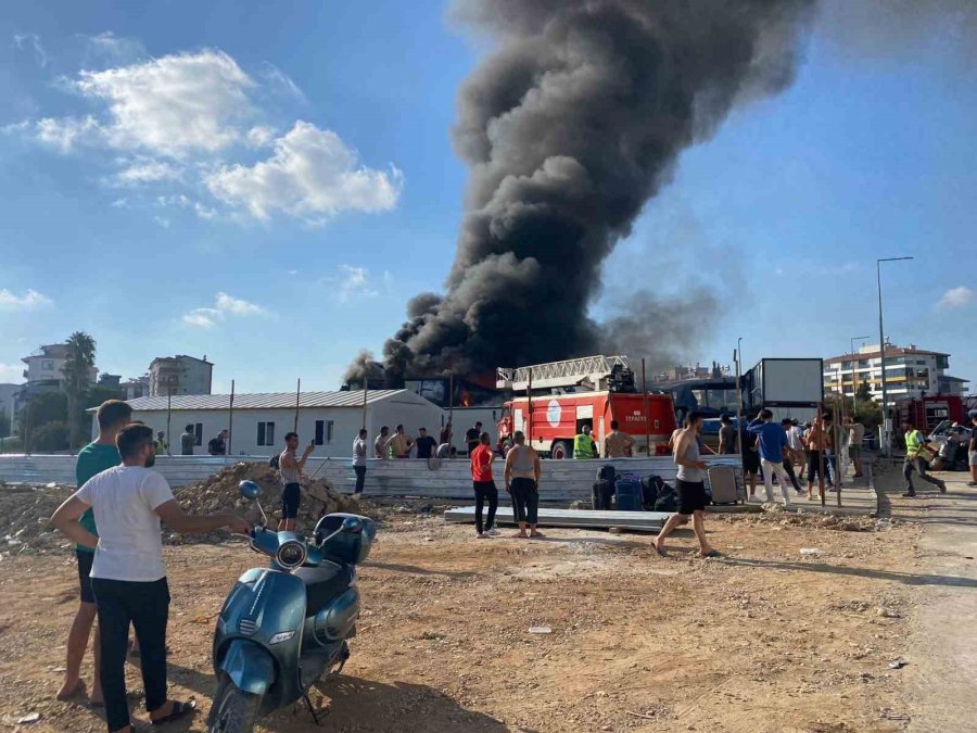 Antalya’da İşçilerin Kaldığı Konteynerlerde Yangın