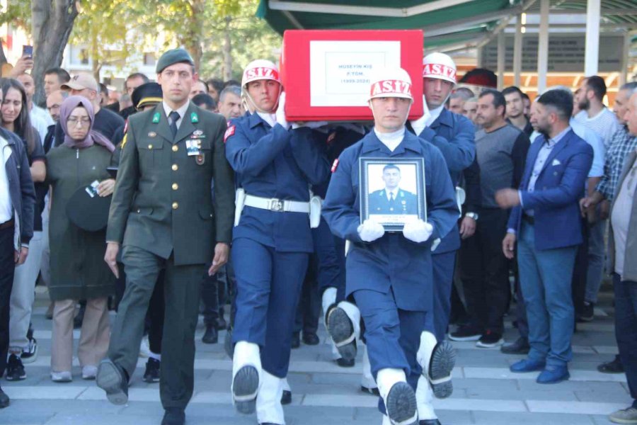 Trafik Kazasında Hayatını Kaybeden Teğmen Toprağa Verildi