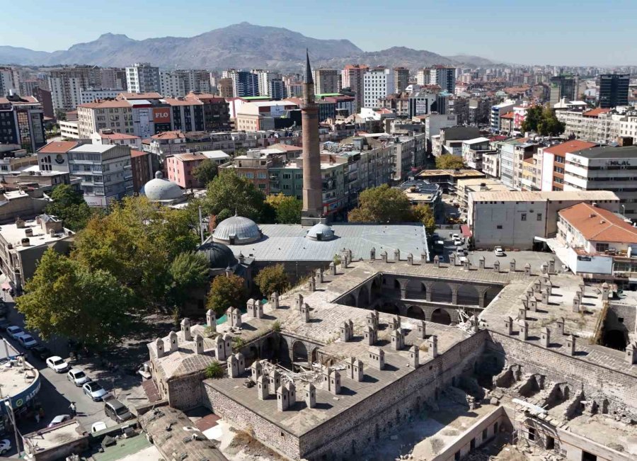 8 Asırlık Cami Kebir, Aslına Uygun Kapılarına Kavuştu