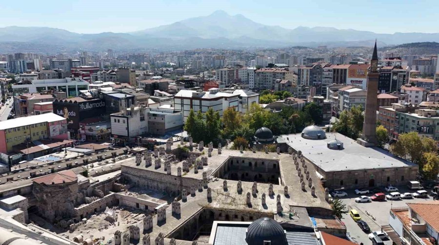 8 Asırlık Cami Kebir, Aslına Uygun Kapılarına Kavuştu