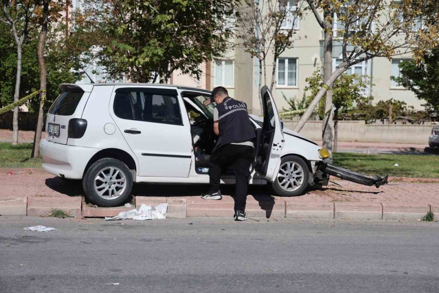 Kalp Krizi Geçiren Sürücü Ağaca Çarparak Durabildi