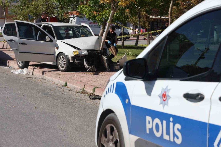 Kalp Krizi Geçiren Sürücü Ağaca Çarparak Durabildi