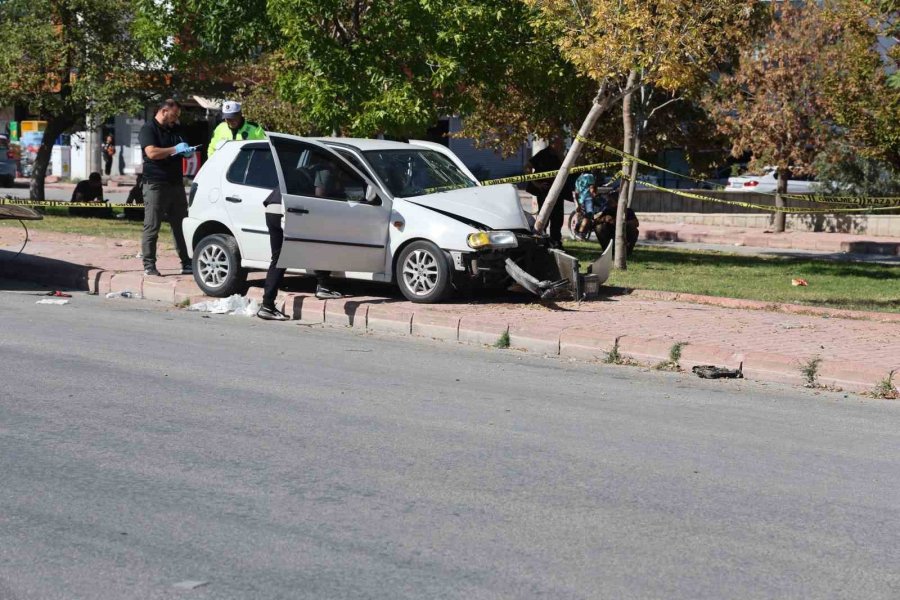 Kalp Krizi Geçiren Sürücü Ağaca Çarparak Durabildi