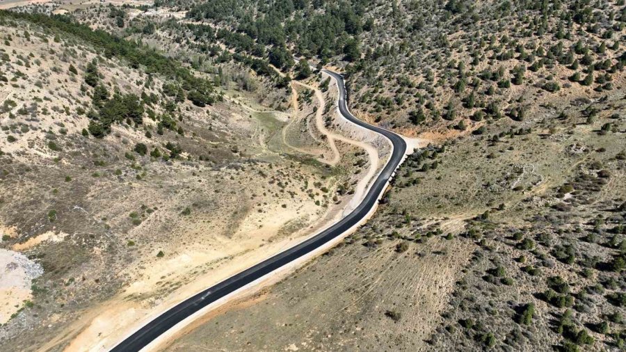 Selçuklu Belediyesi Dış Mahallelerde Bağlantı Yollarının Standardını Yükseltiyor