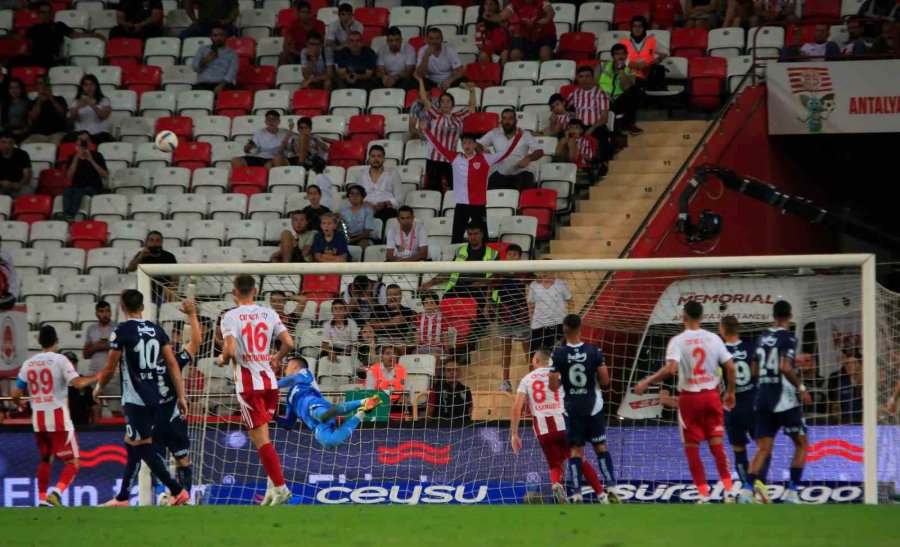 Trendyol Süper Lig: Antalyaspor: 0 - Fenerbahçe: 0 (ilk Yarı)