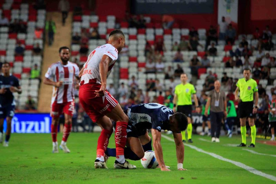 Trendyol Süper Lig: Antalyaspor: 0 - Fenerbahçe: 0 (ilk Yarı)