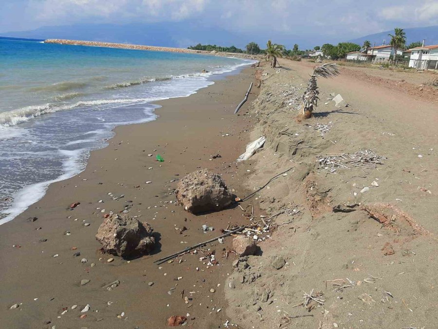 Kıyı Erozyonunda Kumun Altında Kalan 8 Yaşındaki Ezgi Hayatını Kaybetti, Öğretmen Babası Gözyaşlarıyla El Salladı