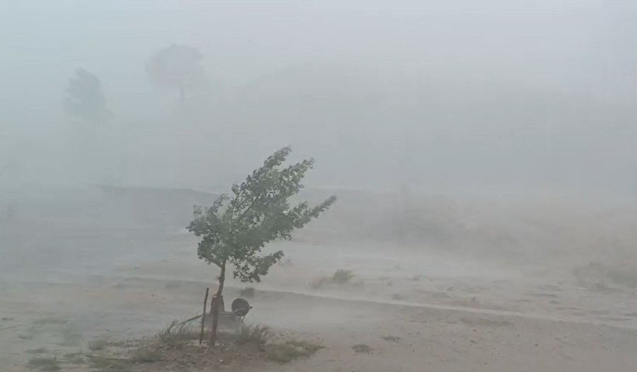 Antalya’da Çıkan Hortum Ev Ve Seralara Zarar Verdi