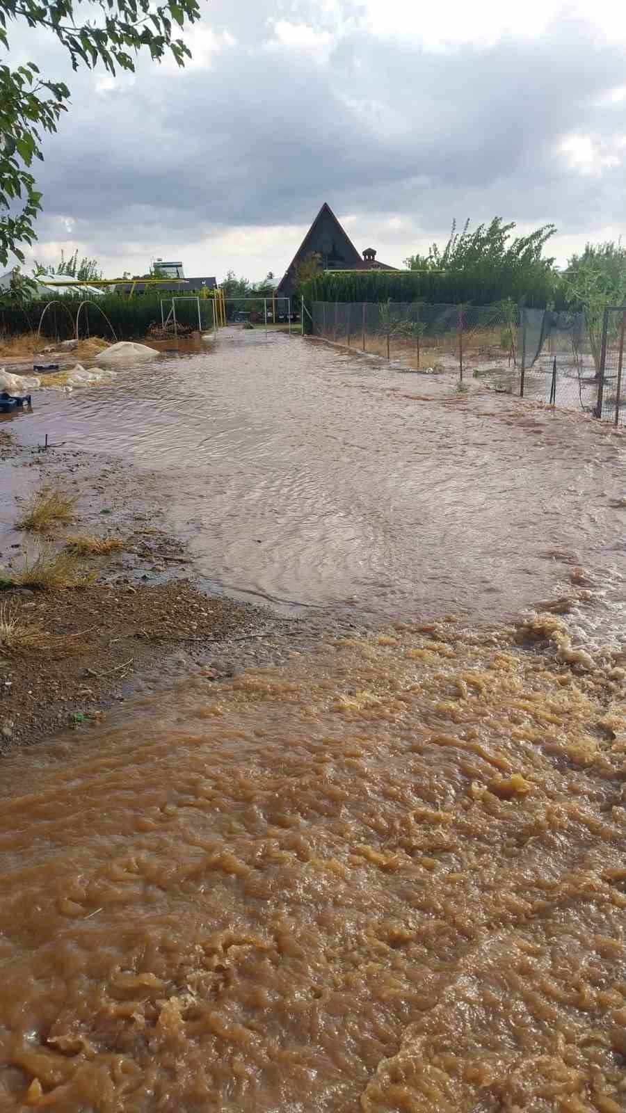 Antalya’da Çıkan Hortum Ev Ve Seralara Zarar Verdi