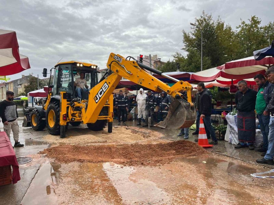 Semt Pazarı İçerisindeki Yol Çöktü: 2 Metre Derinliğinde Çukur Oluştu