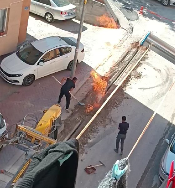 Doğalgaz Borusunun Patlamasıyla Çıkan Yangın Paniğe Neden Oldu