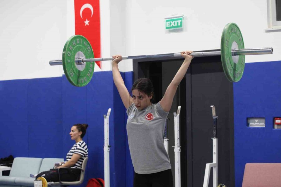 Ödev Sayesinde Halterle Tanıştı, Birçok Altın Madalya Kazandı