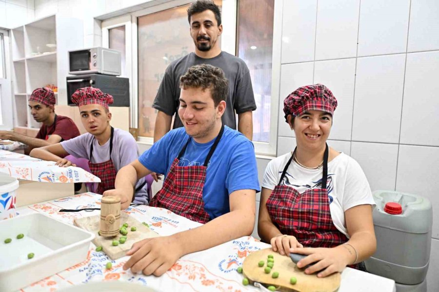 Özel Çocuklardan Bahçeden Sofraya Zeytin Üretimi