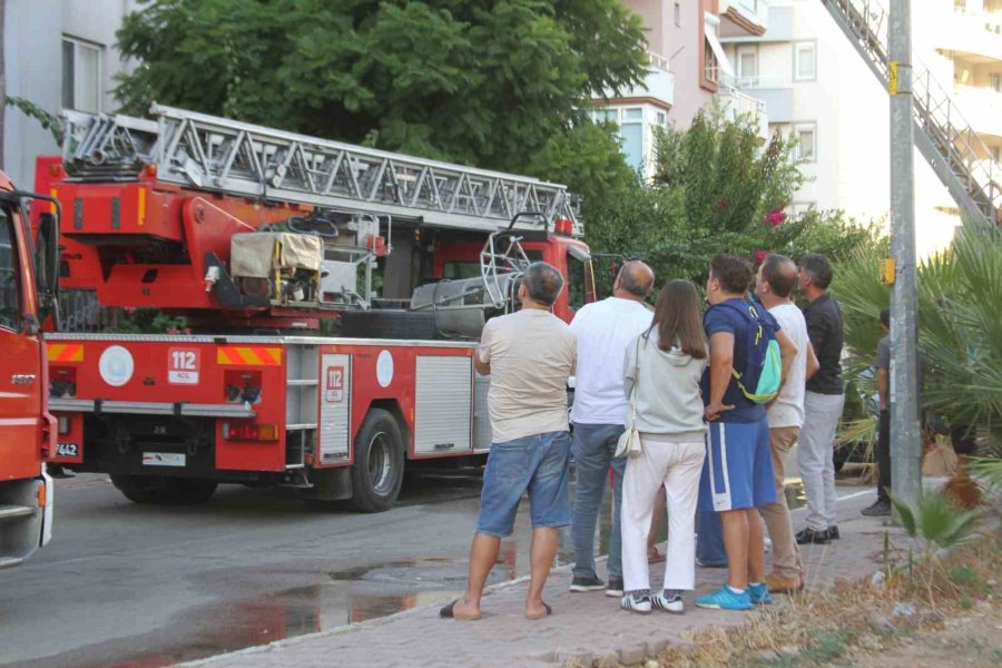 Antalya’da Dubleks Dairenin Terası Alev Alev Yandı, Mahalleli Sokağa Döküldü