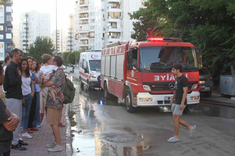 Antalya’da Dubleks Dairenin Terası Alev Alev Yandı, Mahalleli Sokağa Döküldü