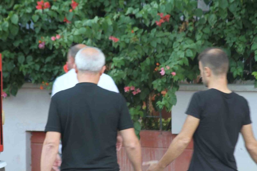 Antalya’da Dubleks Dairenin Terası Alev Alev Yandı, Mahalleli Sokağa Döküldü