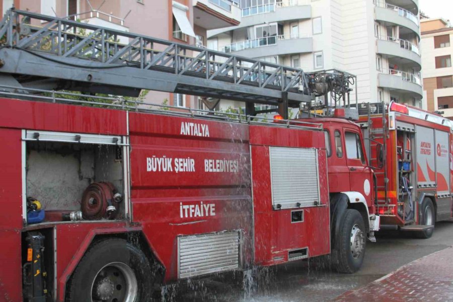 Antalya’da Dubleks Dairenin Terası Alev Alev Yandı, Mahalleli Sokağa Döküldü