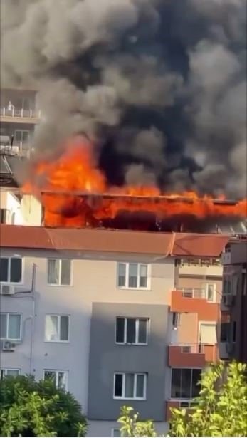 Antalya’da Dubleks Dairenin Terası Alev Alev Yandı, Mahalleli Sokağa Döküldü