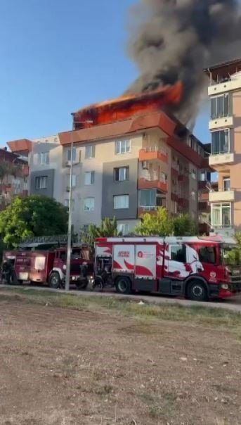 Antalya’da Dubleks Dairenin Terası Alev Alev Yandı, Mahalleli Sokağa Döküldü