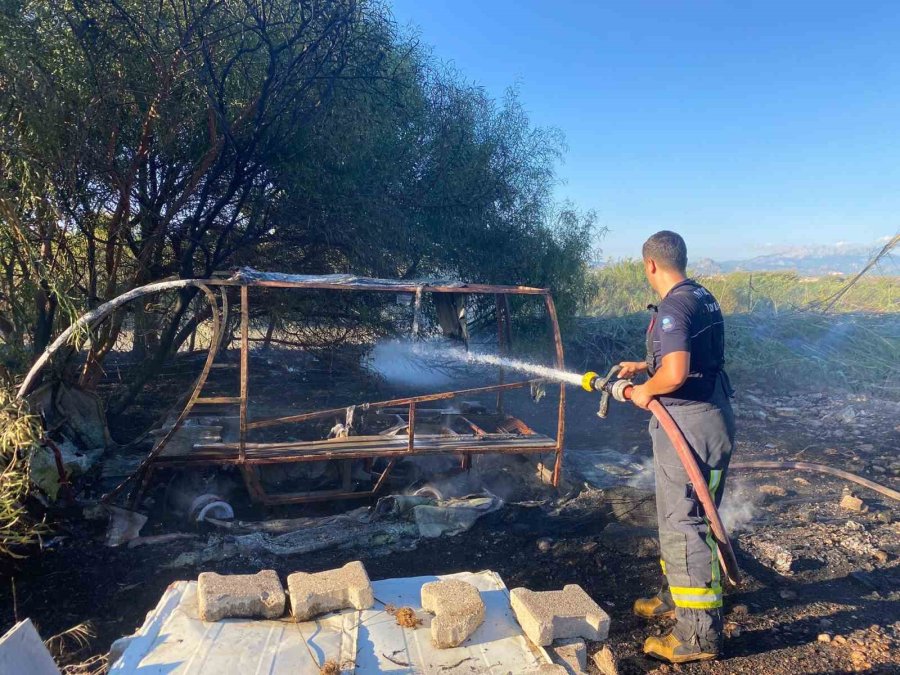 Bahçede Yakılan Ateş Yangın Çıkardı, Golf Arabası Küle Döndü