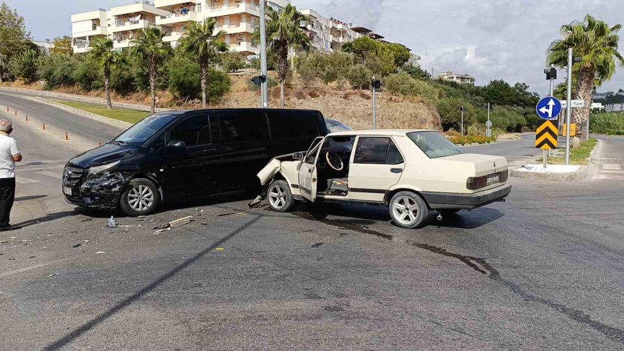 Tur Minibüsüyle Çarpışan Otomobilin Yaralı Sürücüsü Hastaneye Gitmeyi Kabul Etmedi