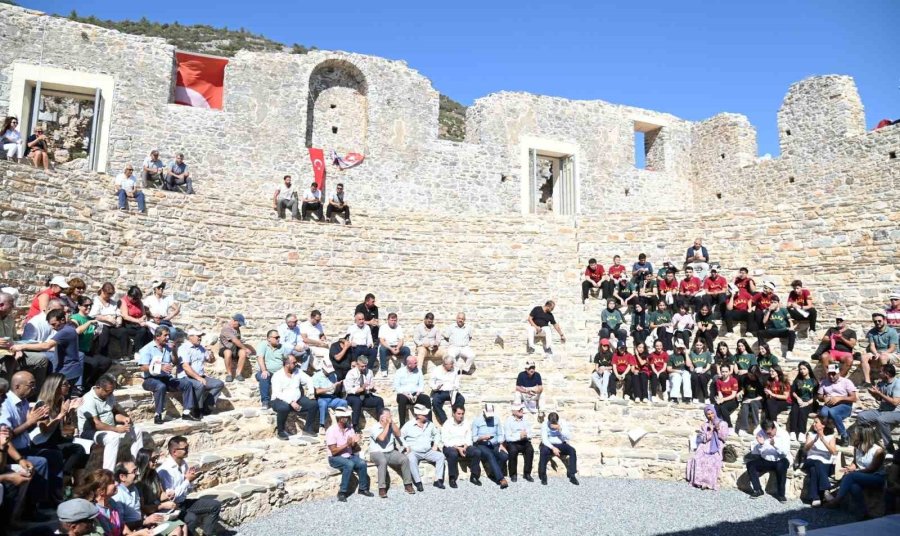 Anamur Belediyesi, Meclis Toplantısını 2 Bin Yıllık Odeon’da Yaptı