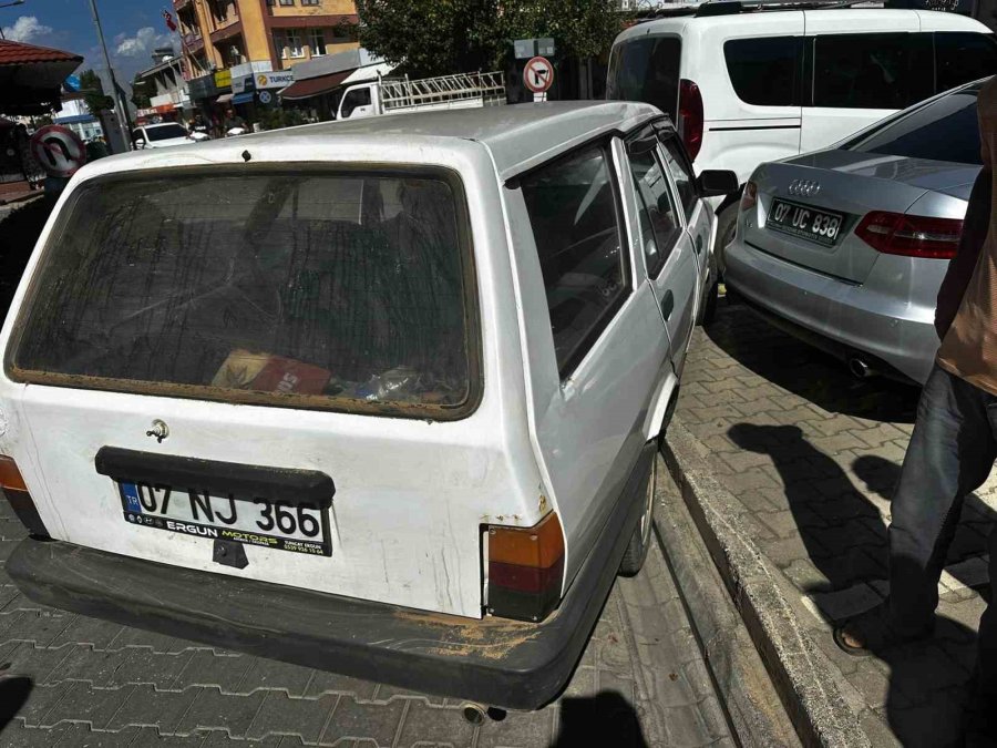 Alkollü Sürücü Belediye Başkanı’nın Makam Aracı Ve Belediyeye Ait Hizmet Aracına Çarptı