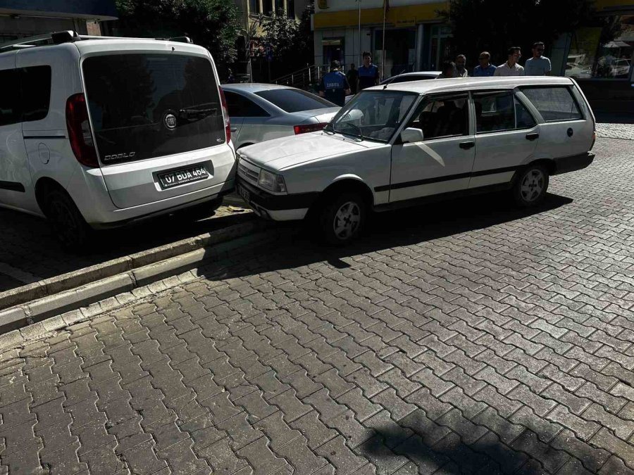 Alkollü Sürücü Belediye Başkanı’nın Makam Aracı Ve Belediyeye Ait Hizmet Aracına Çarptı