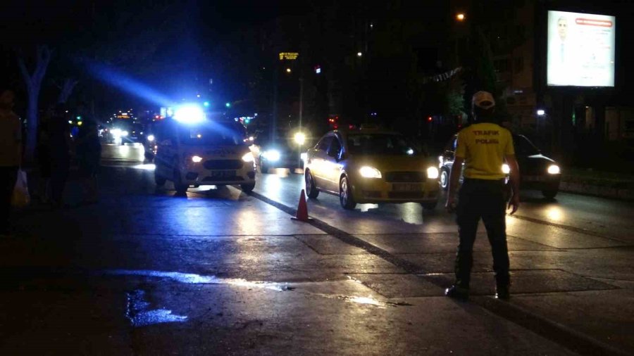 Ticari Taksi İle Minibüs Çarpıştı, Ortalık Savaş Alanına Döndü