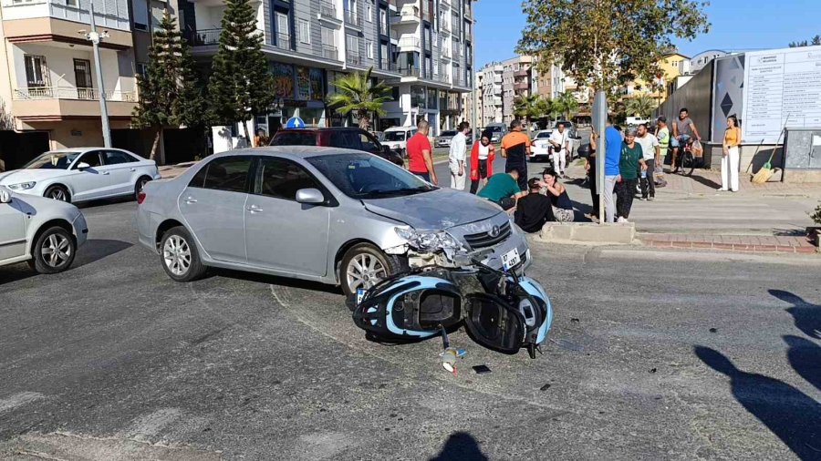 Otomobile Çarpan Motosikletteki Anne İle Oğlu Metrelerce Havaya Fırlayıp Savruldu