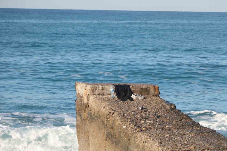 Alanya’da 20 Yaşındaki Gencin Cansız Bedeni Kıyıya Vurdu