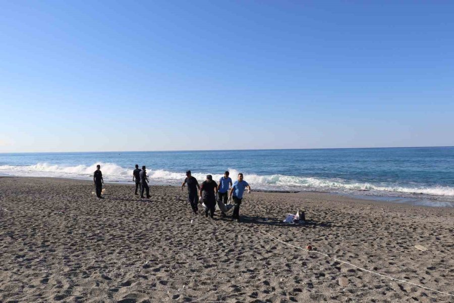 Alanya’da 20 Yaşındaki Gencin Cansız Bedeni Kıyıya Vurdu