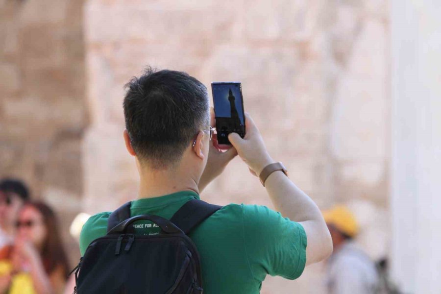 Antalya’da Cami İmamı 6 Dilde İslamiyet’i Tanıtıyor