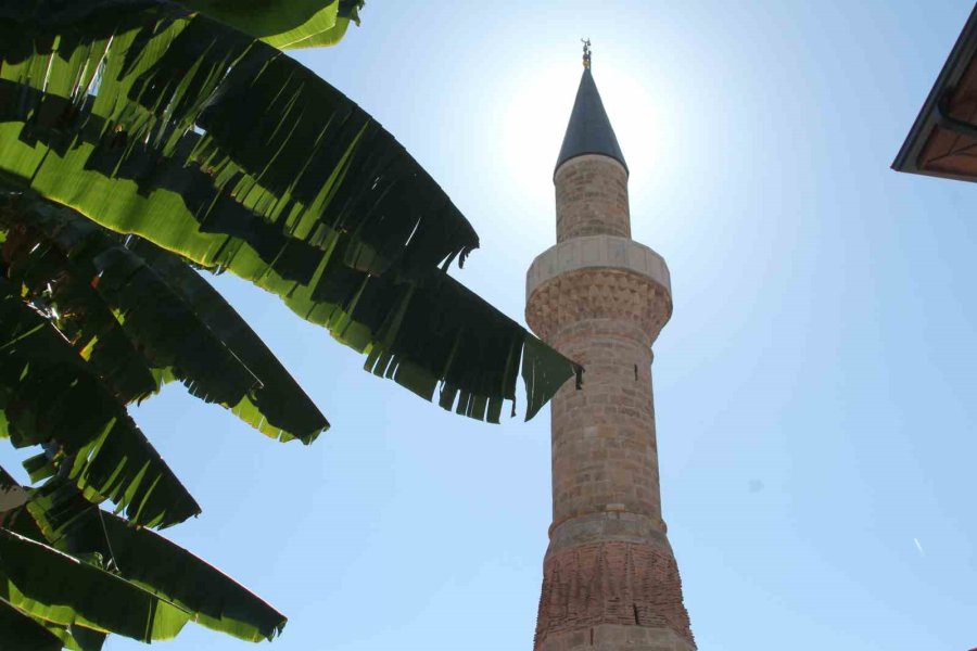 Antalya’da Cami İmamı 6 Dilde İslamiyet’i Tanıtıyor