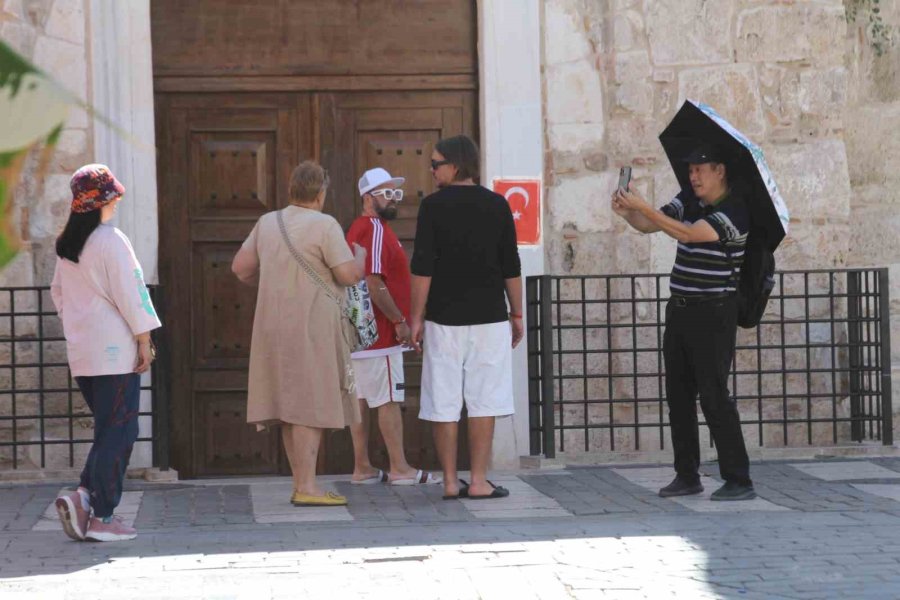 Antalya’da Cami İmamı 6 Dilde İslamiyet’i Tanıtıyor