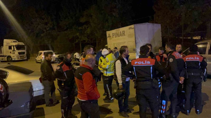 Polisten Kaçarken Kazaya Neden Oldu: 2’si Polis 4 Yaralı