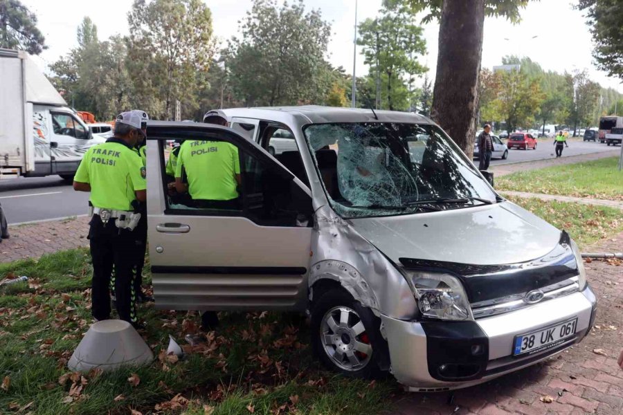 Hafif Ticari Aracın Çarptığı Yaya Hayatını Kaybetti