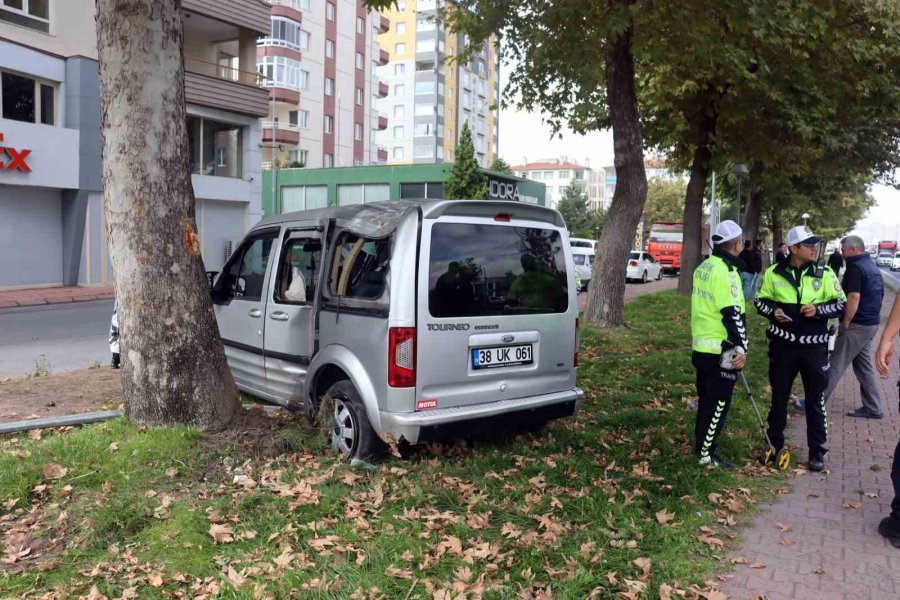 Hafif Ticari Aracın Çarptığı Yaya Hayatını Kaybetti