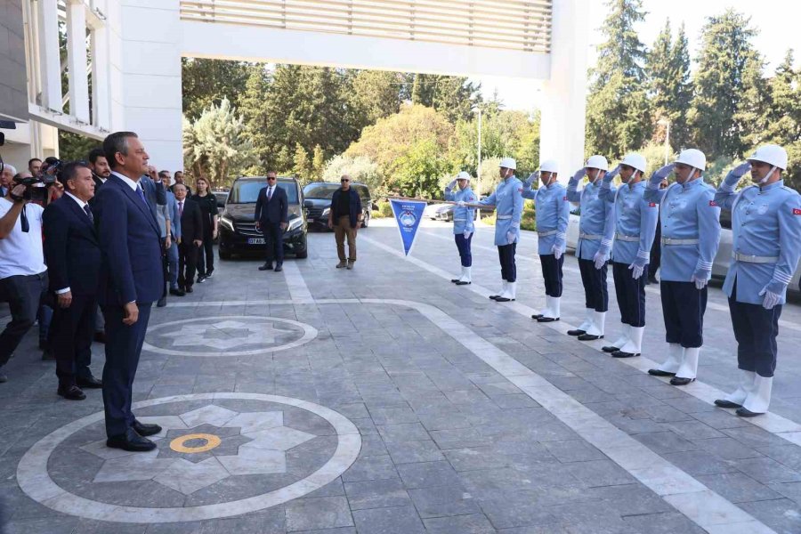 Özgür Özel’den, Böcek’e: "bu Başarıyı Hak Ettiniz"