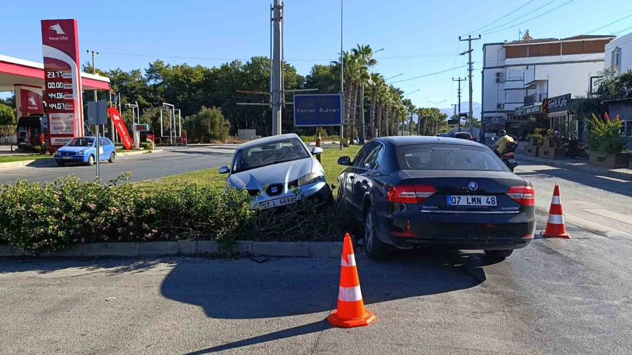 Manavgat’ta Çarpışan Otomobiller Levhaları Yıktı: 3 Yaralı