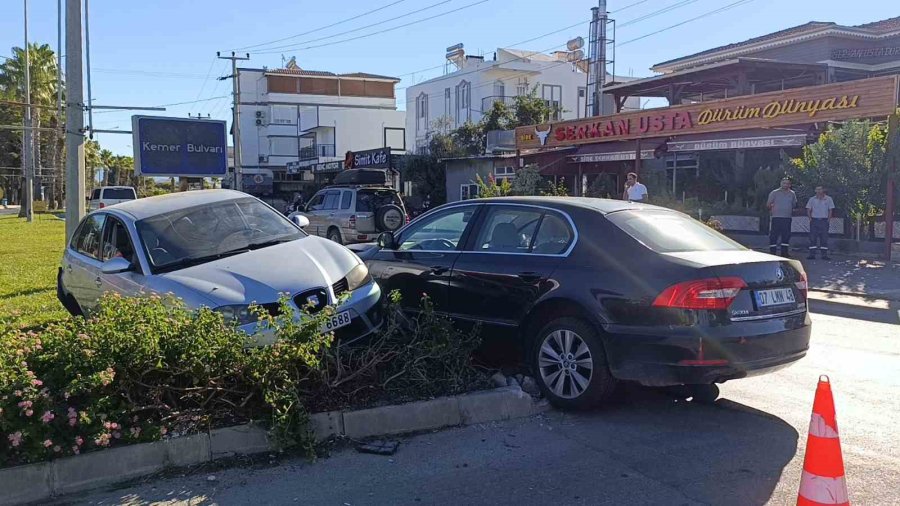 Manavgat’ta Çarpışan Otomobiller Levhaları Yıktı: 3 Yaralı