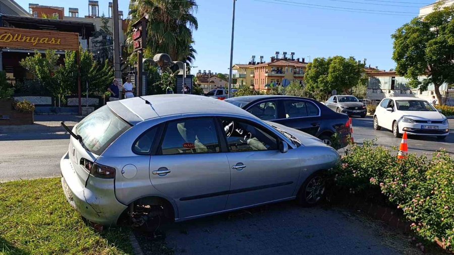 Manavgat’ta Çarpışan Otomobiller Levhaları Yıktı: 3 Yaralı