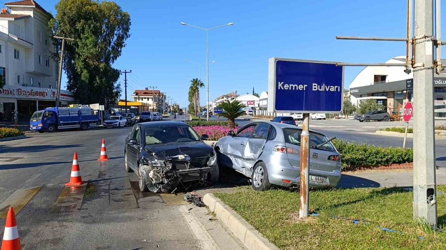 Manavgat’ta Çarpışan Otomobiller Levhaları Yıktı: 3 Yaralı