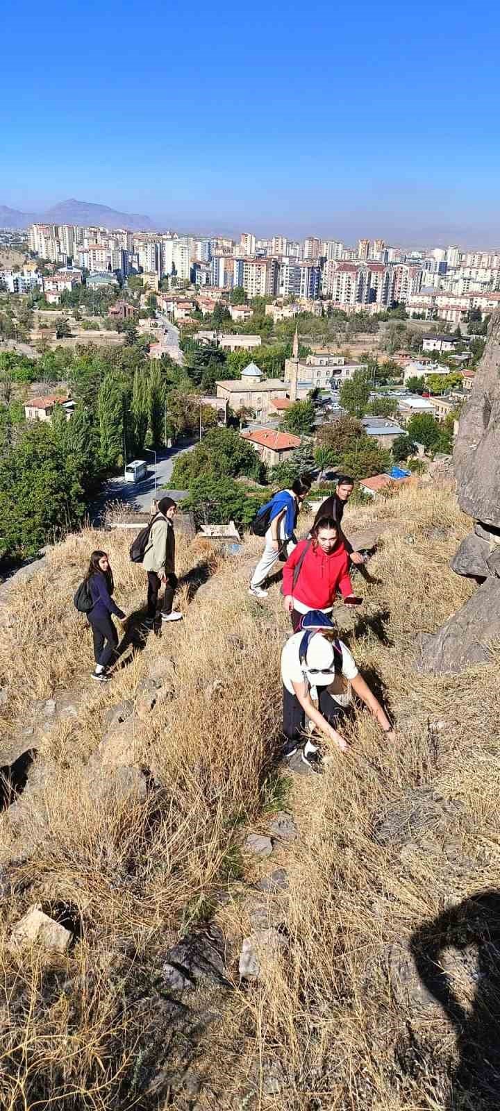 Öğrencilerden Doğa Yürüyüşü Ve Çevre Temizliği Etkinliği