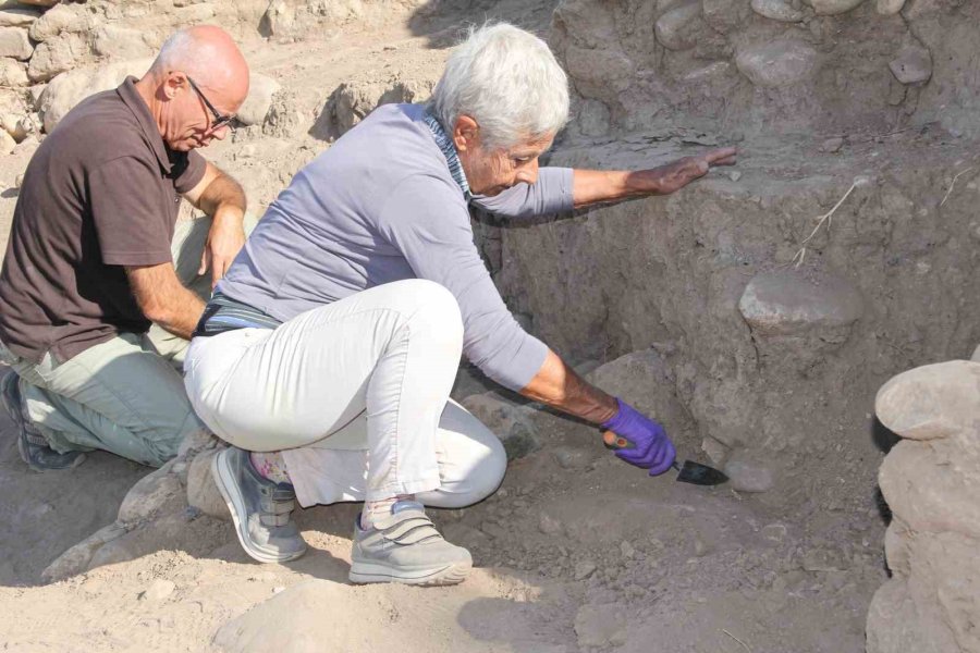 79 Yaşındaki İtalyan Arkeolog Yıllarca Kazı Başkanlığı Yaptığı Yumuktepe’ten Kopamıyor