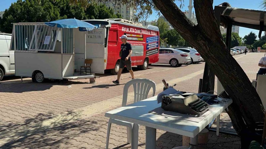 Adliye Önünde Üzerinde ‘avukata Danış, Mağdur Olma’ Yazılı Meçhul Otobüs, Arzuhalcileri Kızdırdı