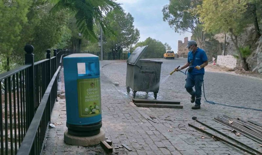 Büyükşehir’in Sinek Timleri Alanya Sokaklarında