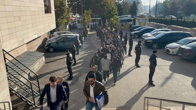 Yüksek Kazanç Vaadiyle 112 Kişiyi Dolandıran Şüpheliler Adliyeye Sevk Edildi