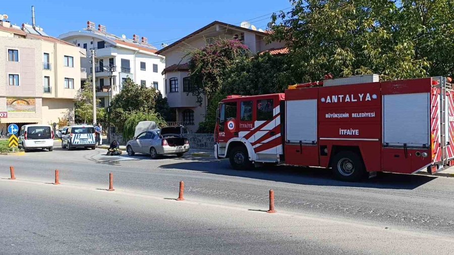 Seyir Halinde Alev Alan Otomobil Vatandaşlar Tarafından Söndürüldü